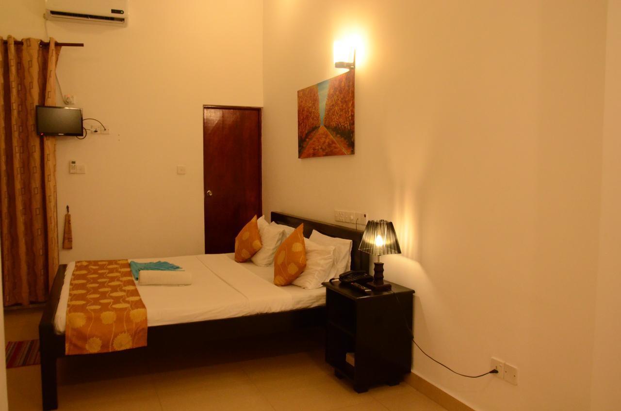 Beverly Hills Hotel Dehiwala-Mount Lavinia Exterior photo