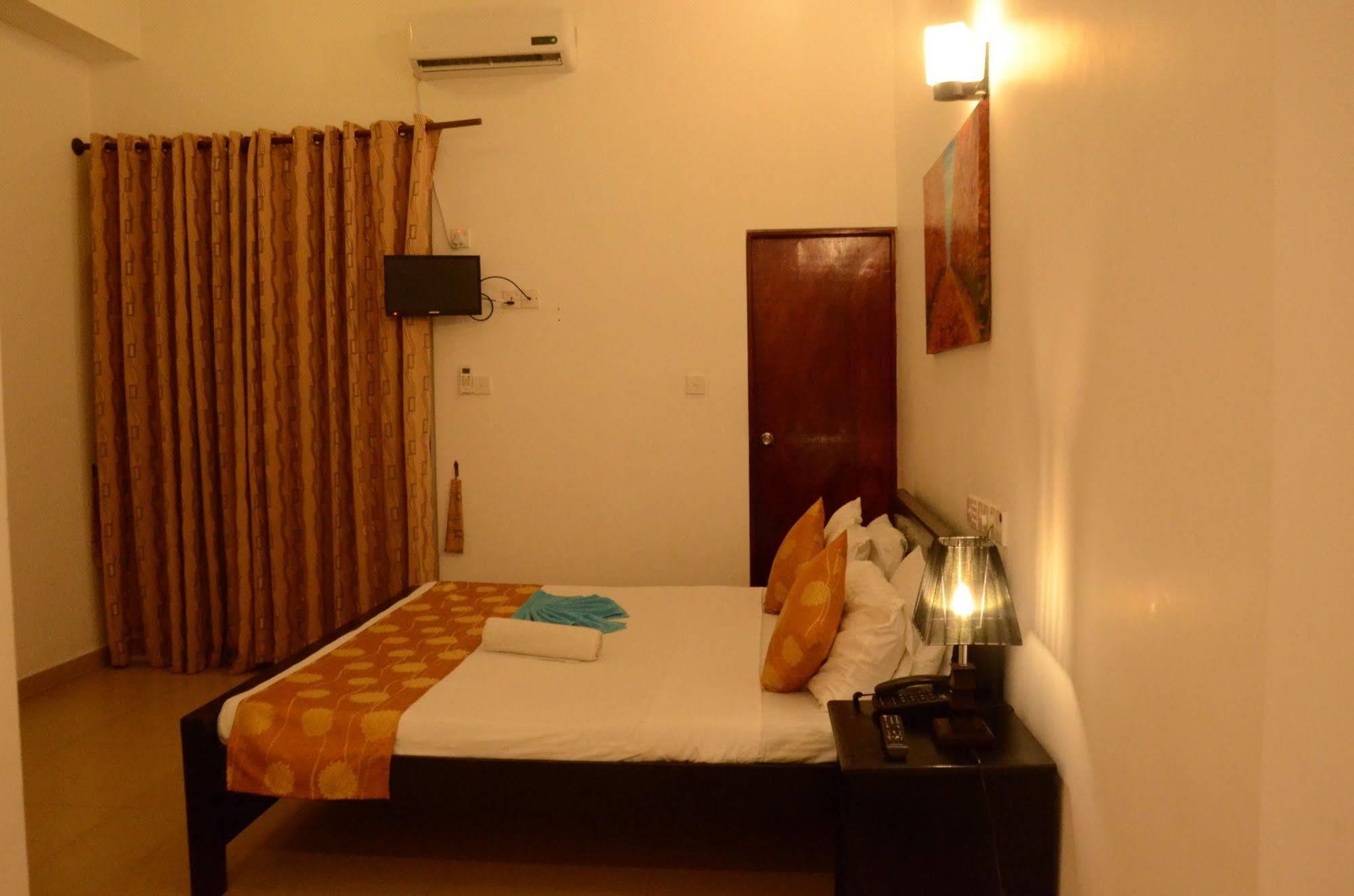 Beverly Hills Hotel Dehiwala-Mount Lavinia Exterior photo